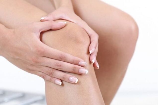 Avec l'arthrose, une douleur aiguë survient, réduisant la mobilité de l'articulation du genou. 