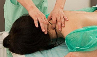 traitement du massage de l'ostéochondrose cervicale