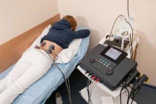 L'électrophorèse est affecté à des patients pour le traitement des maux de dos et le soulagement de l'inflammation
