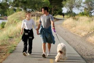 Lors de fréquentes douleurs dans le dos, il faut remplacer les sports actifs, aux promenades en plein air